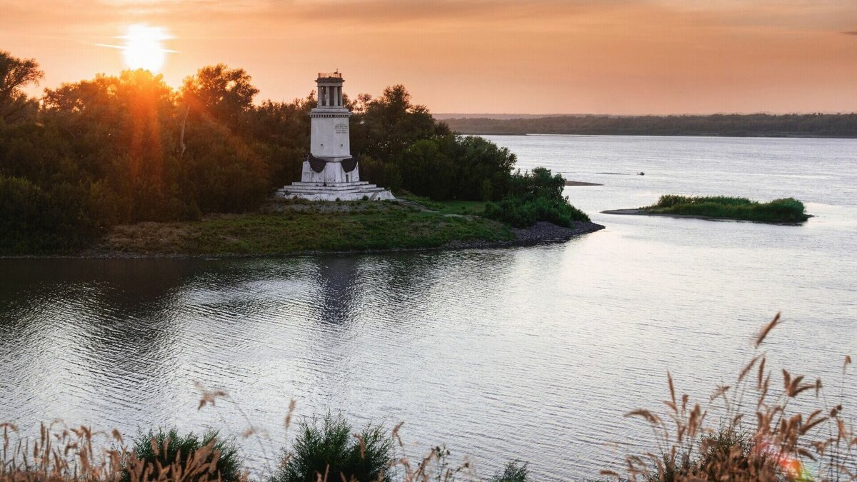     Красноармейский — самый отдаленный и самодостаточный район Волгограда. В умах большинства горожан он воспринимается как «город в городе», что обусловлено многими историческими причинами. Чем живет самый южный район города и стоит ли сюда переезжать — разбираемся в нашем материале.