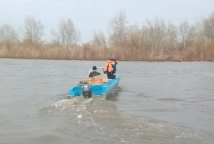    Спасатели Оренбуржья доставили продукты в отрезанные паводком села Кристина Просвиркина