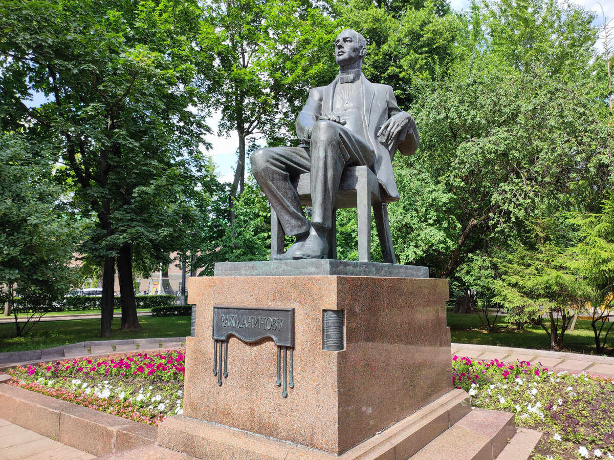 памятник гайдару в москве