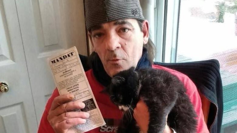 Стивен и судебное уведомление о штрафе. Источник фото: https://www.cbc.ca/news/canada/montreal/sylvain-brunette-jail-cats-1.3869424