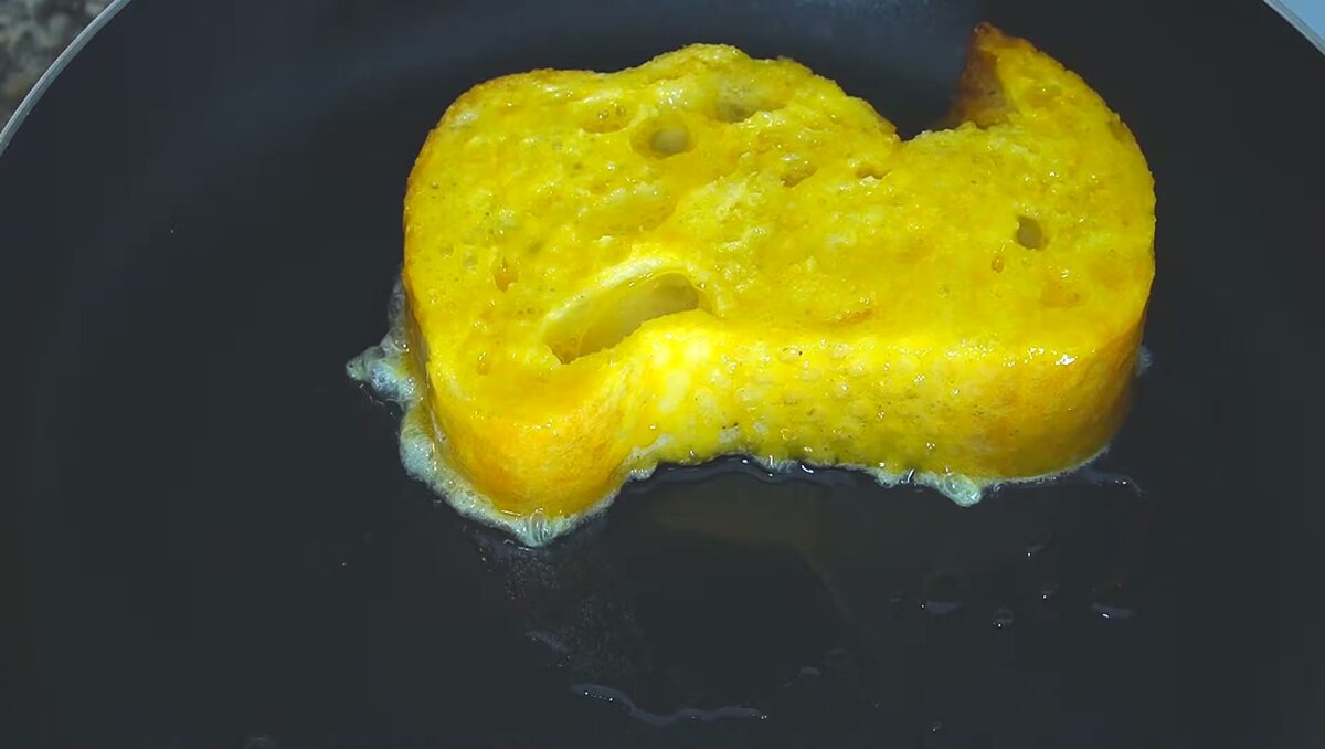 Гренки с сыром и яйцом на сковороде