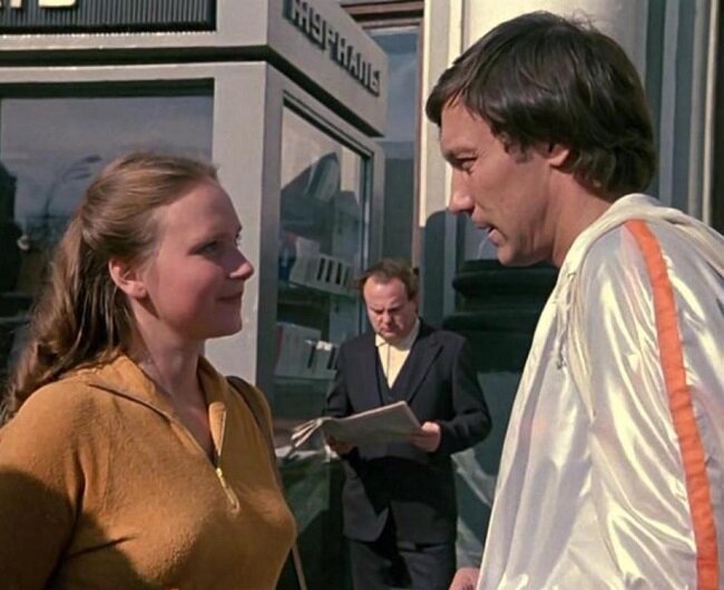 Кадр из фильма «Влюблён по собственному желанию» (1982). Скриншот.