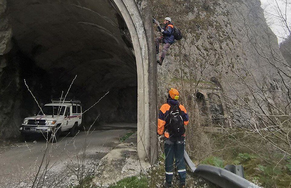     Семь спасателей ищут альпиниста в районе первого тоннеля старой краснополянской дороги.