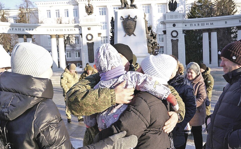     В Уфе на встречу колонны из нескольких автобусов с мобилизованными собралась целая площадь - родные, друзья и представители местной власти. Фото: bashinform.ru