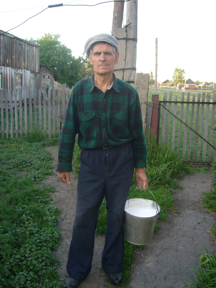Когда-то жил в деревне. В ведре - молоко