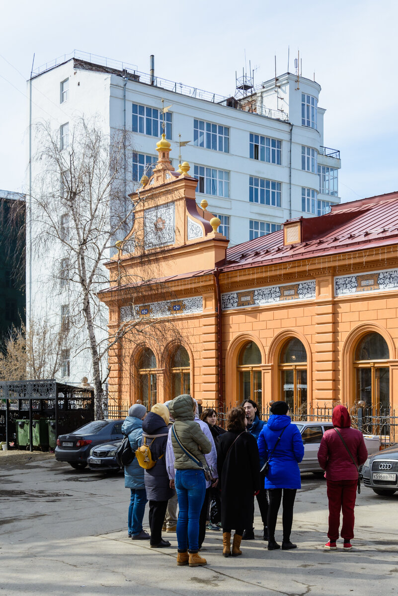 Экскурсионная группа во дворе бывшей кухмистерской Альфреда фон Вакано