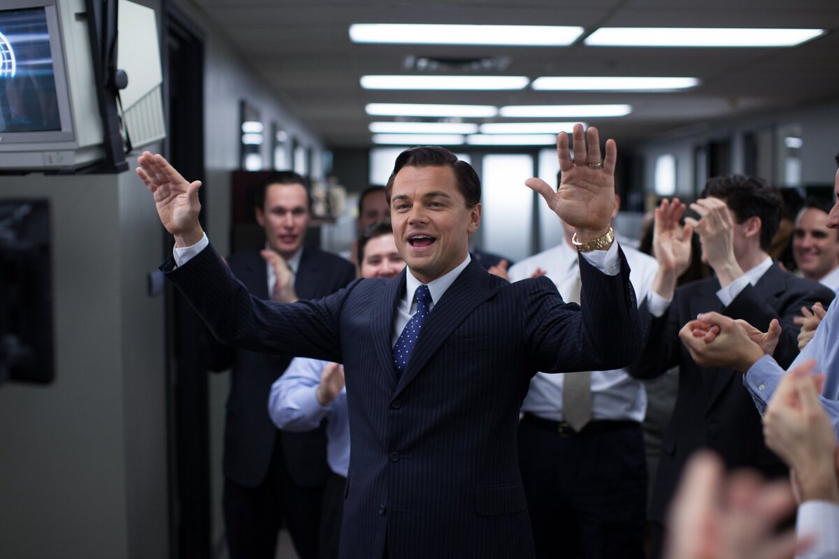 https://wp-s.ru/wallpapers/6/17/507724707548683/leonardo-di-kaprio-v-filme-volk-s-uoll-strit.jpg