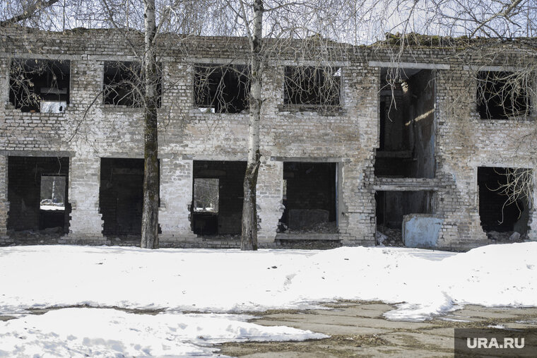    Некогда в Таежном кипела жизнь. Сейчас о былых временах напоминают лишь полуразрушенные кирпичные здания — наследие ушедших отсюда ракетчиков. На фото — одно из них. После закрытия военной части его занимали жители, приспособив под квартиры