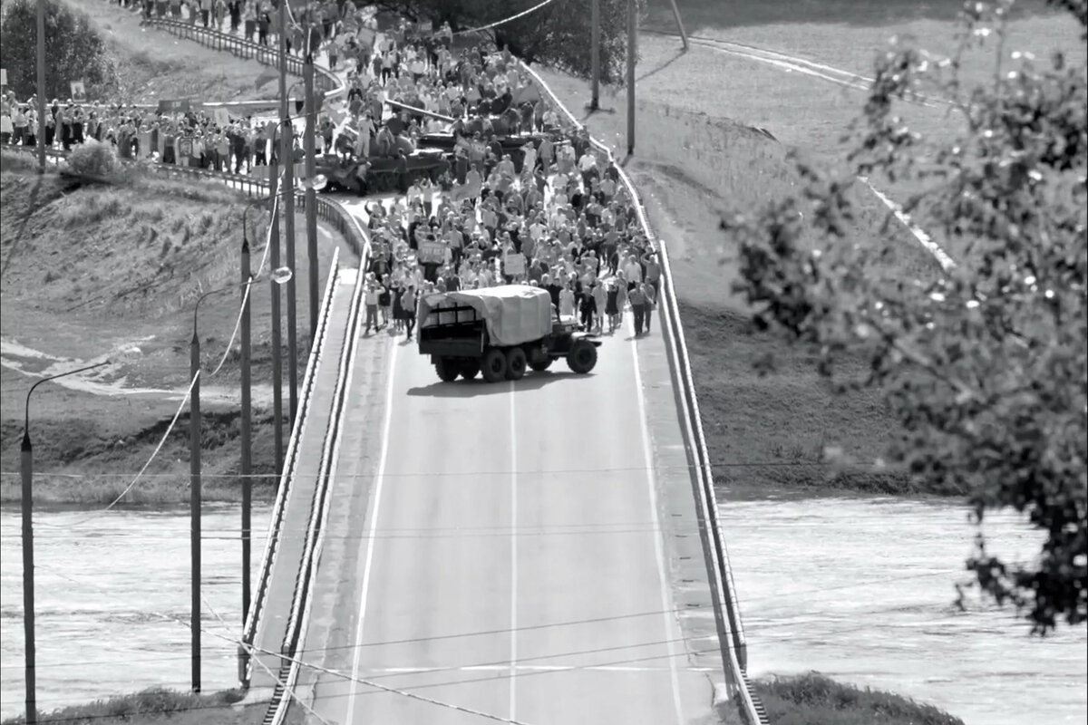    Кадр из фильма «Дорогие товарищи»