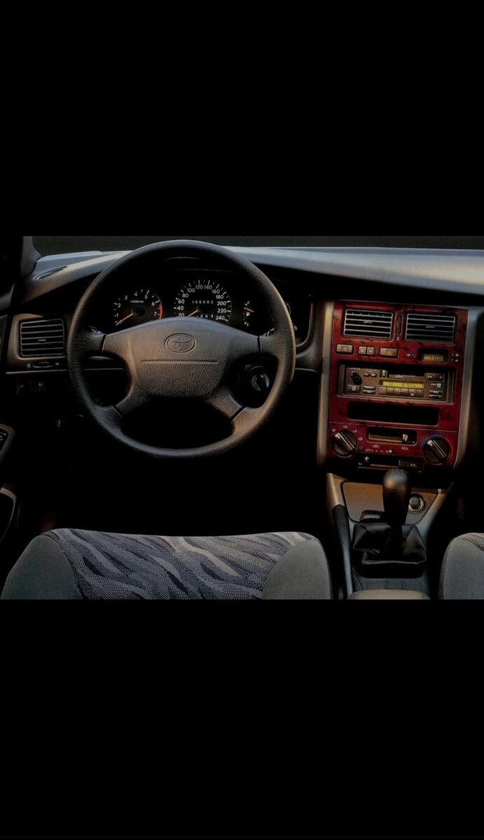 Carina создавался как более спортивный по дизайну автомобиль, чем Toyota Corona, чтобы привлечь больше внимания молодёжной части покупателей. 28 сентября 1970 года Toyota Carina была представлена публике на 17-м Токийском Мотор-Шоу. Каждое новое поколение появлялось через четыре года, претерпевая через каждые два года небольшие изменения внешнего дизайна — рестайлинг или фейслифтинг. Вот мы и пришли к тому времени, когда иномарка – вовсе не роскошь, а средство передвижения. Стоимость подержанных авто японского производства начинается от 60 тысяч рублей. Уже за 150 тысяч можно купить вполне неплохой экземпляр.

Отзывы часто хвалят «Тойоту Карину Е». Эта машина пришла на смену второму поколению «Карины». Серийно выпускалась с 92-го по 98-й год в кузовах седан, универсал и хетчбек. Какие имеет «Тойота Карина Е» отзывы и технические характеристики? Обо всем этом и не только – далее в нашей статье.

Дизайн "Карины"
Несмотря на свой 20-летний возраст, машина вполне уверенно смотрится по сегодняшним меркам. Это не какой-нибудь «динозавр» из 80-х, а весьма достойная подержанная иномарка. Однако есть у нее один недостаток. Это слабая расположенность к тюнингу.Технические характеристики
Как отмечают отзывы, «Тойота Карина Е» отличалась широкой гаммой двигателей. Среди них были как дизельные, так и бензиновые агрегаты. Каждый из них мы рассмотрим по отдельности:

4A-FE. Это бензиновый 1,6-литровый мотор, который имел несколько модификаций. Он мог идти с катализатором, без него, а также быть оснащенным системой Lean Burn. Она позволяет корректировать геометрию впускного коллектора. Ввиду этого максимальная мощность колебалась от 99 до 105 лошадиных сил.
7A-FE. Этот агрегат доступен уже в средних комплектациях. Мотор выпускался с 96-го года и при рабочем объеме в 1,8 литра выдавал 107 сил мощности. Двигатель оказался настолько удачным, что далее использовался на последующих «Авенсисах», которые заменили собой «Тойоту Карину Е».
3S-FE. Судя по отзывам, это один из самых неприхотливых и надежных двигателей, который когда-либо устанавливался на «Карину». При объеме в 2 литра этот агрегат выдавал 133 лошадиные силы мощности. Однако отзывы отмечали повышенный шум работы мотора при разгоне. Это происходило из-за наличия шестерней в системе газораспределения. С помощью них приводился в действие распределительный вал. Практически всегда отзывы привязывают к этому мотору надёжность. При наличии 16-клапанного ГРМ, здесь не загибает клапаны при обрыве ремня. Хотя за его состоянием нужно всегда следить. На 3S-FE он подвергается повышенным нагрузкам.