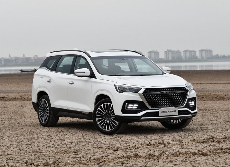     Несмотря на то, что Jetour X95 - недорогой автомобиль, внешне он близок к премиум-классу