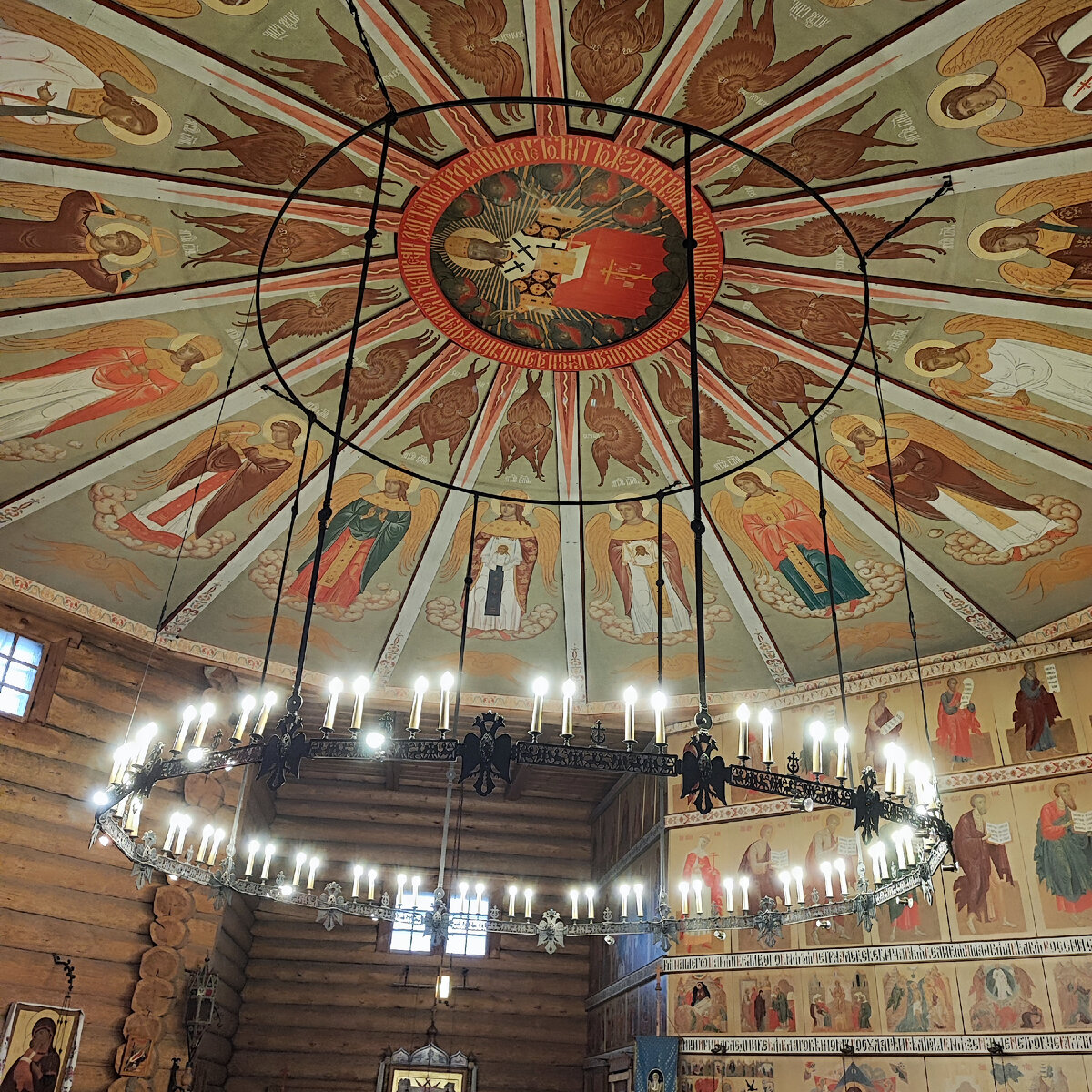 конструкция "Небо" (потолочные перекрытия в форме пологой пирамиды) в центре Христос от него отходят вниз иконы ангелов.