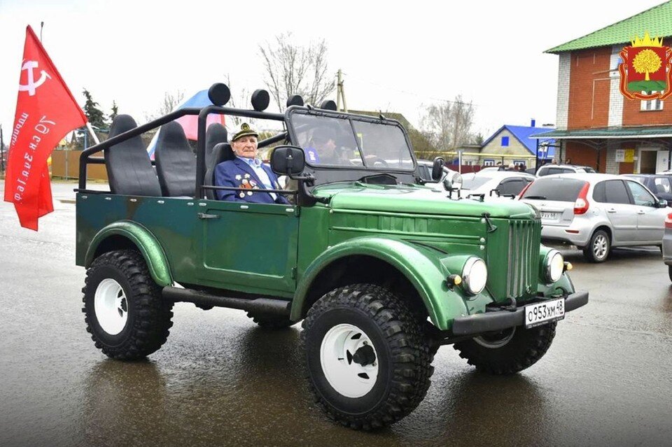     Фронтовик Василий Денисов в свой 100-летний юбилей прокатился на раритетном ГАЗ-69  Пресс-служба правительства Липецкой области
