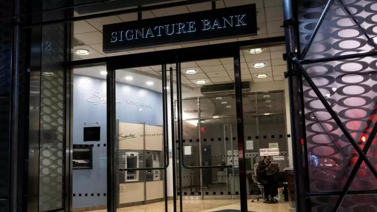    Фото: Reuters. Инсайдеры закрытого Signature Bank продали акции банка более чем на $100 млн. Важные экономические новости на утро 5 апреля 2023 года Эрлен Абдулманов