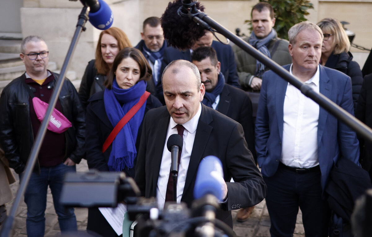    Лидер профсоюза "Демократическая конфедерация труда" Лоран Берже (в центре)  EPA-EFE/YOAN VALAT