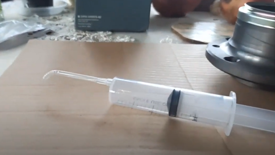 Просто, дешево и сердито. Показываю как на Ладе Гранте смазать ...