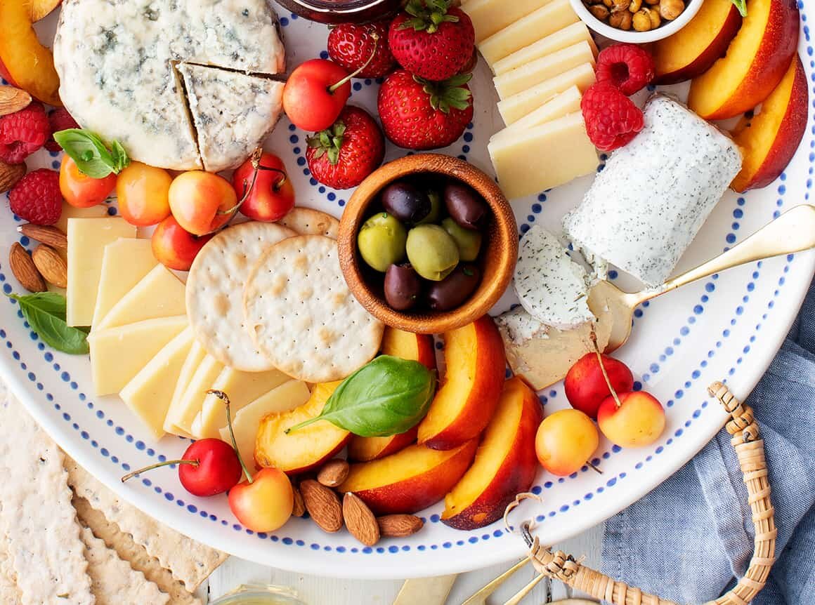 Вкусные и интересные сочетания сыра с фруктами и ягодами