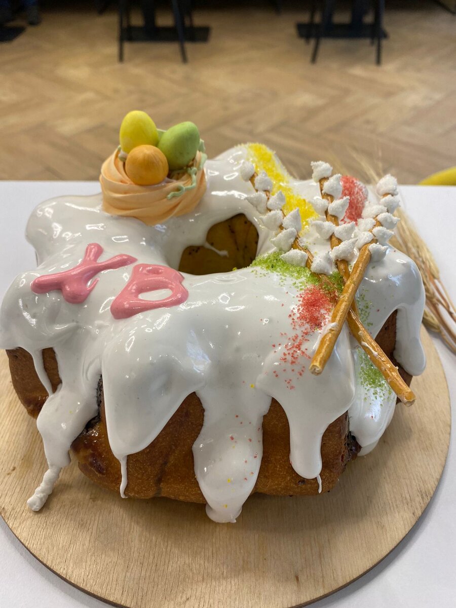 Интересный декор в виде гнезда и веточек вербы. Фото: "Брецель" (г. Калининград)