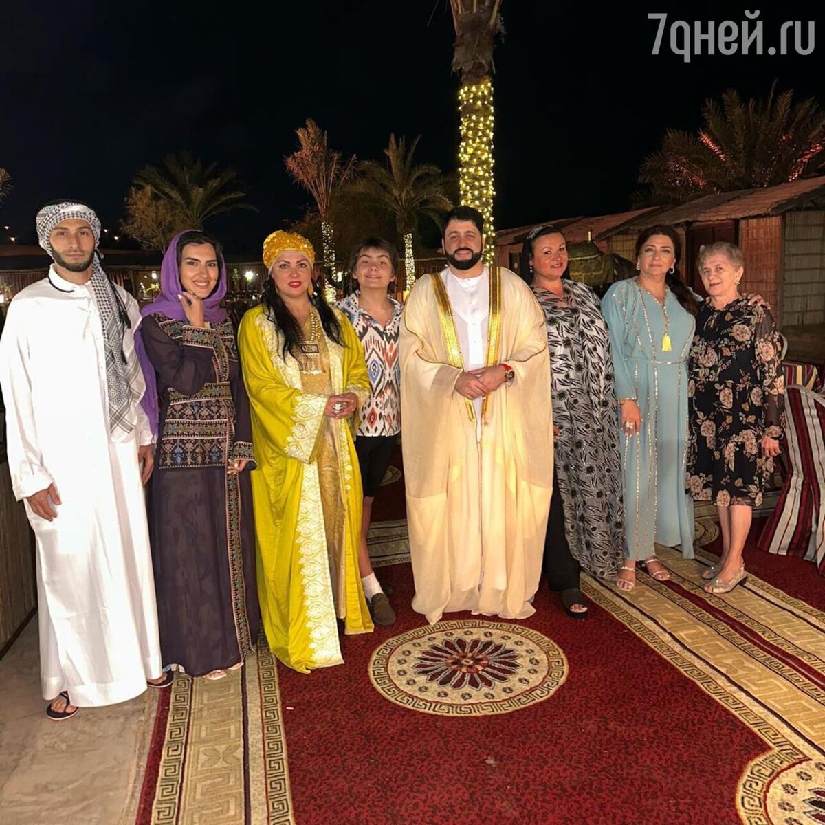    Анна Нетребко с сыном, мужем и друзьями Соцсети