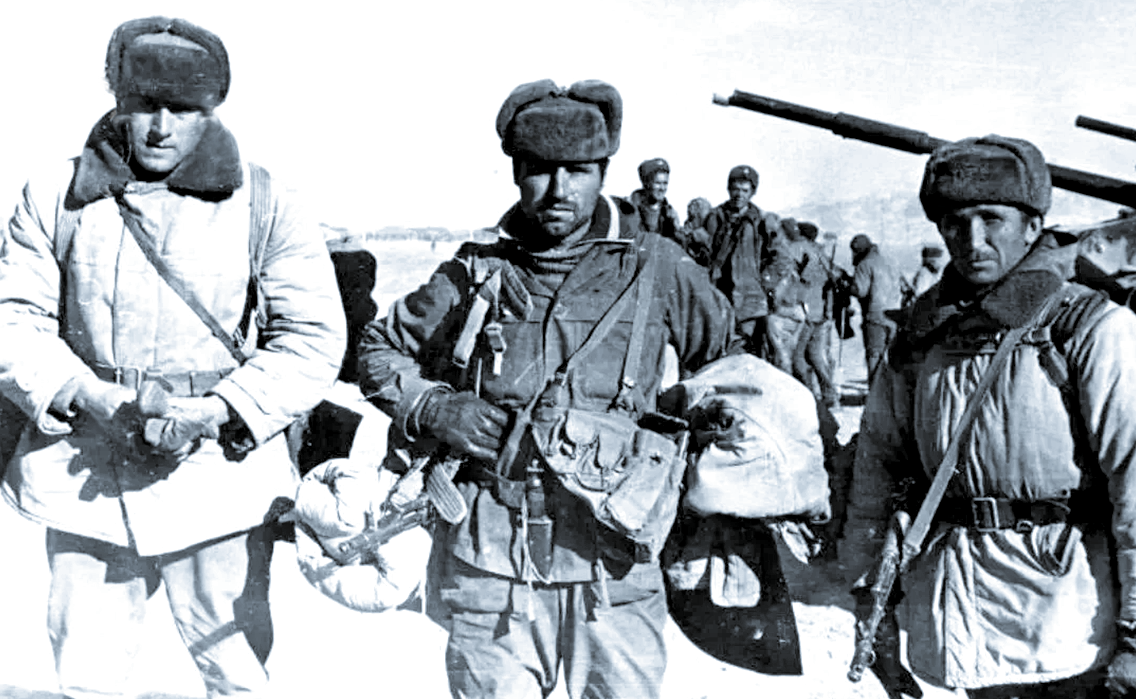 Герой повествования вместе с однополчанами.