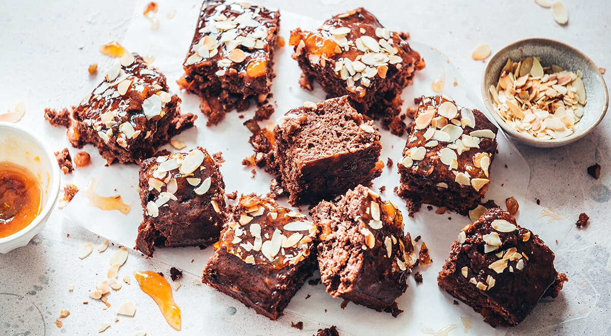 Постное тесто, в котором нет ни молока, ни сливочного масла, ни яиц, а только вода, мука, да растительное масло – это совсем не так скучно, как может показаться. Постная выпечка ничуть не хуже обычной, и даже в каком-то смысле лучше – ведь в ней нет животных жиров, а, значит, она не так вредна для фигуры.