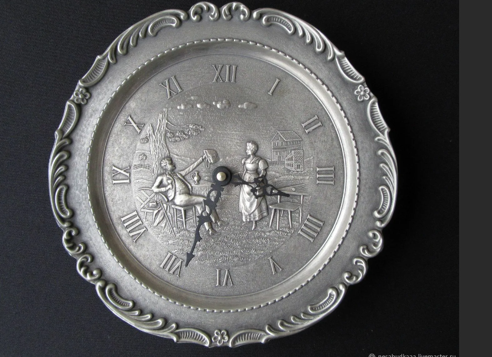 Настенные часы. Заметьте - этот же сюжет и на предыдущих пивных кружках, то есть отдельные сюжеты повторяются на разных предметах.