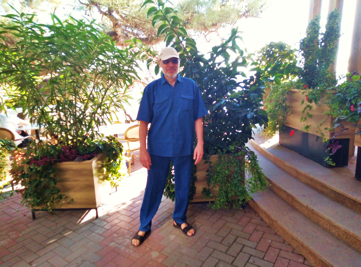 Автор рассказа и канала, Михаил Лекс. Геленджик, центр, у кафе на набережной