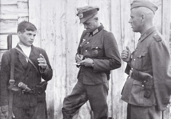 Абвершкола. Инструкторы и курсант.