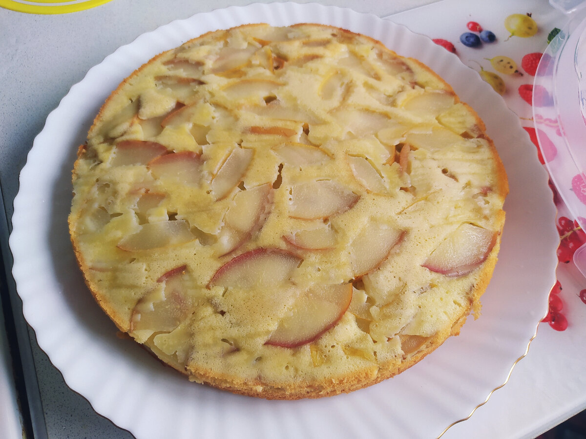 На фото он ещё остывает, позже посыпала сахарной пудрой. 