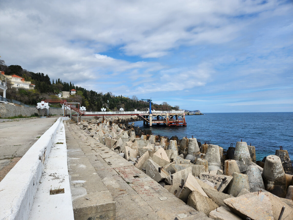 пляжи и набережная алупки