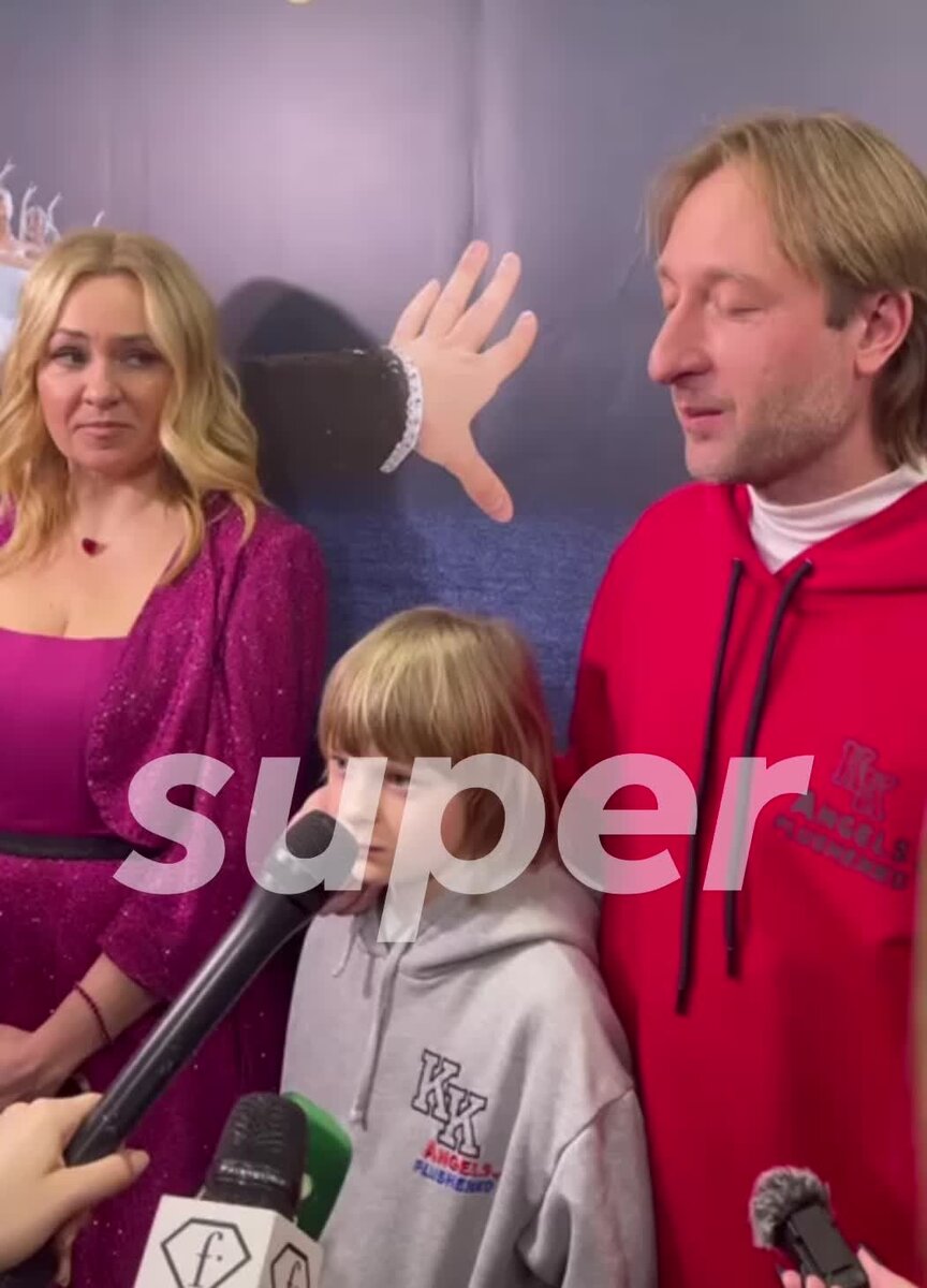    Евгений Плющенко с супругой Яной Рудковской и сыном Сашей Видео: Super