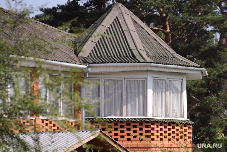    Участок продается с тремя капитальными строениями