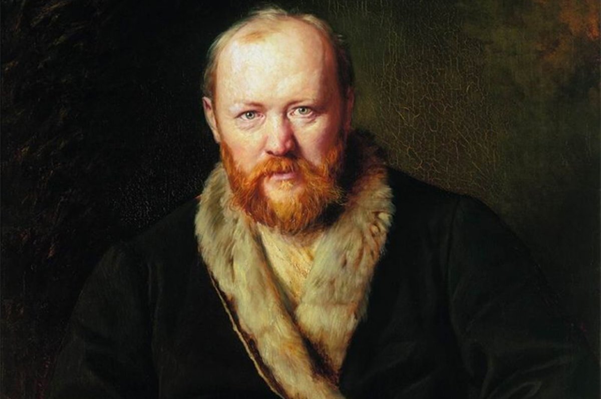    Портрет Островского кисти Василия Перова — драматург в тёплом домашнем халате с меховой оторочкой.