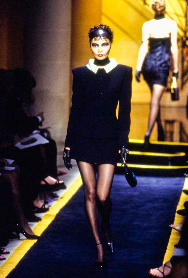 Коллекция Atelier Versace осень 1997 запомнилась всему миру не только благодаря той одежде, которая в ней была.-2