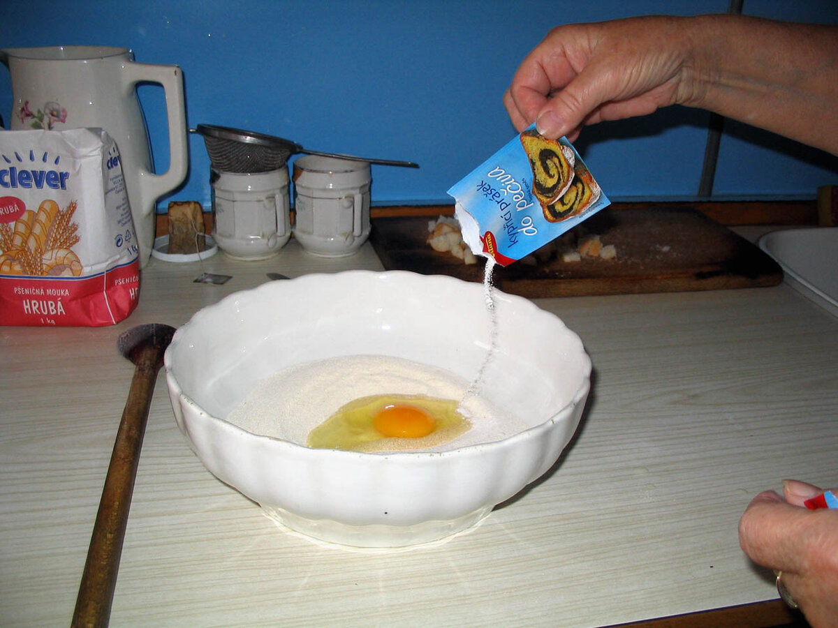 Фото из архива автор: в миску насыпется горка муки, разбивается туда яйцо и насыпается пекарский порошок