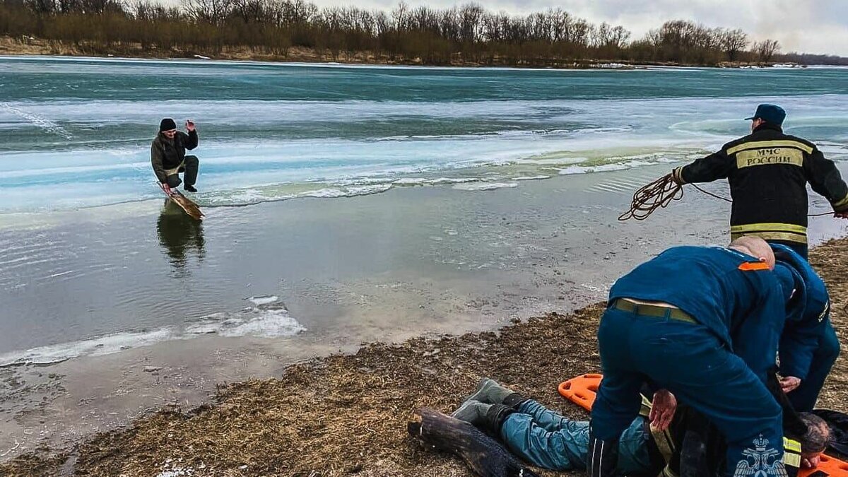     Омича достали из воды и госпитализировали.