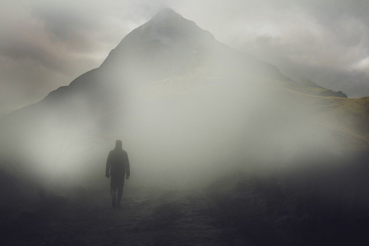 Фото уходящего мужчины в туман