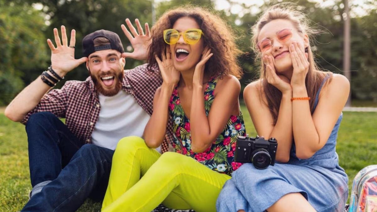    Компания молодых людей смеется и шутит:Freepik