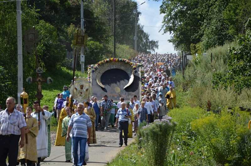 Тутаев крестный ход 2022. Крестный ход с иконой Спаса Тутаев. Спас Всемилостивый икона Тутаев крестный ход.