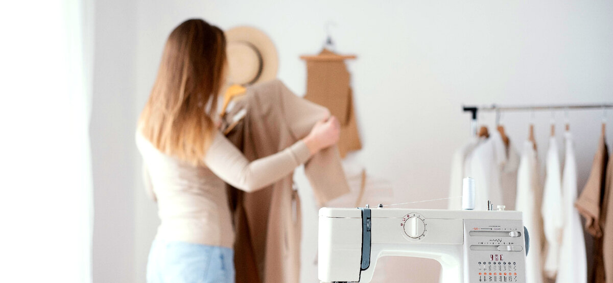 Изображение от <a href="https://ru.freepik.com/free-photo/female-tailor-working-in-the-studio_12249168.htm#page=2&query=%D0%A8%D0%B2%D0%B5%D1%8F&position=38&from_view=search&track=robertav1_2_sidr">Freepik</a>