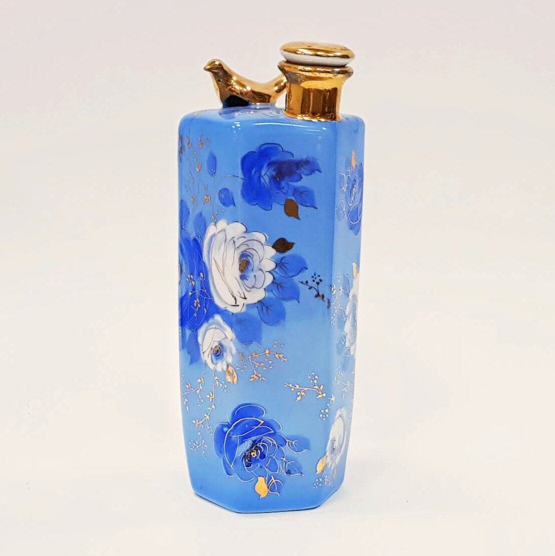 Сосуд для саке Голубые пионы, Дулево 1954 год. Автор модели И.П. Кулагин. При разливании напитка раздается соловьиная трель. https://ru.bidspirit.com