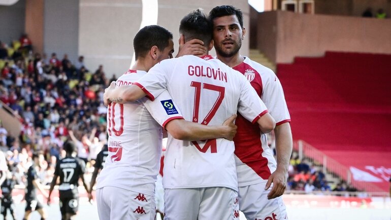    Александр Головин празднует гол с партнерами по «Монако». AFP