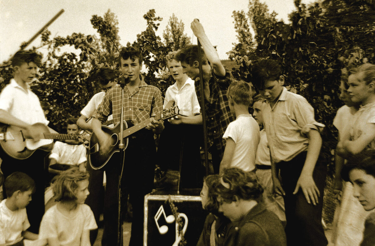 The Quarrymen - британская скиффл-группа, образованная в 1956 году в Ливерпуле, Англия, Джоном Ленноном, его школьным другом Питером Шоттоном и Эриком Гриффитсом. Поначалу коллектив назывался The Blackjacks, потом по предложению Шоттона был переименован: новое название имело отношение к Quarry Bank Grammar School — школе, в которой оба учились. Источник: https://stuckattheairport.com