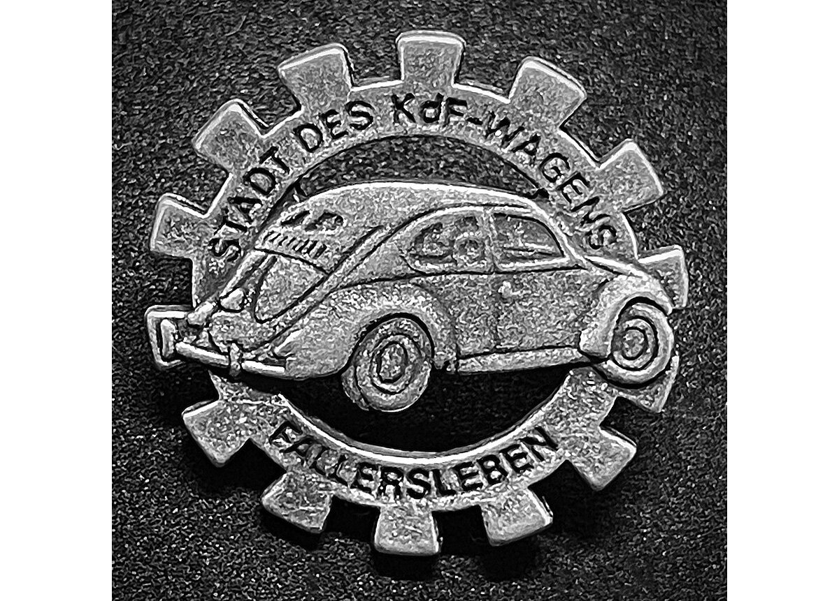 Памятный значок, отчеканенный к закладке завода.