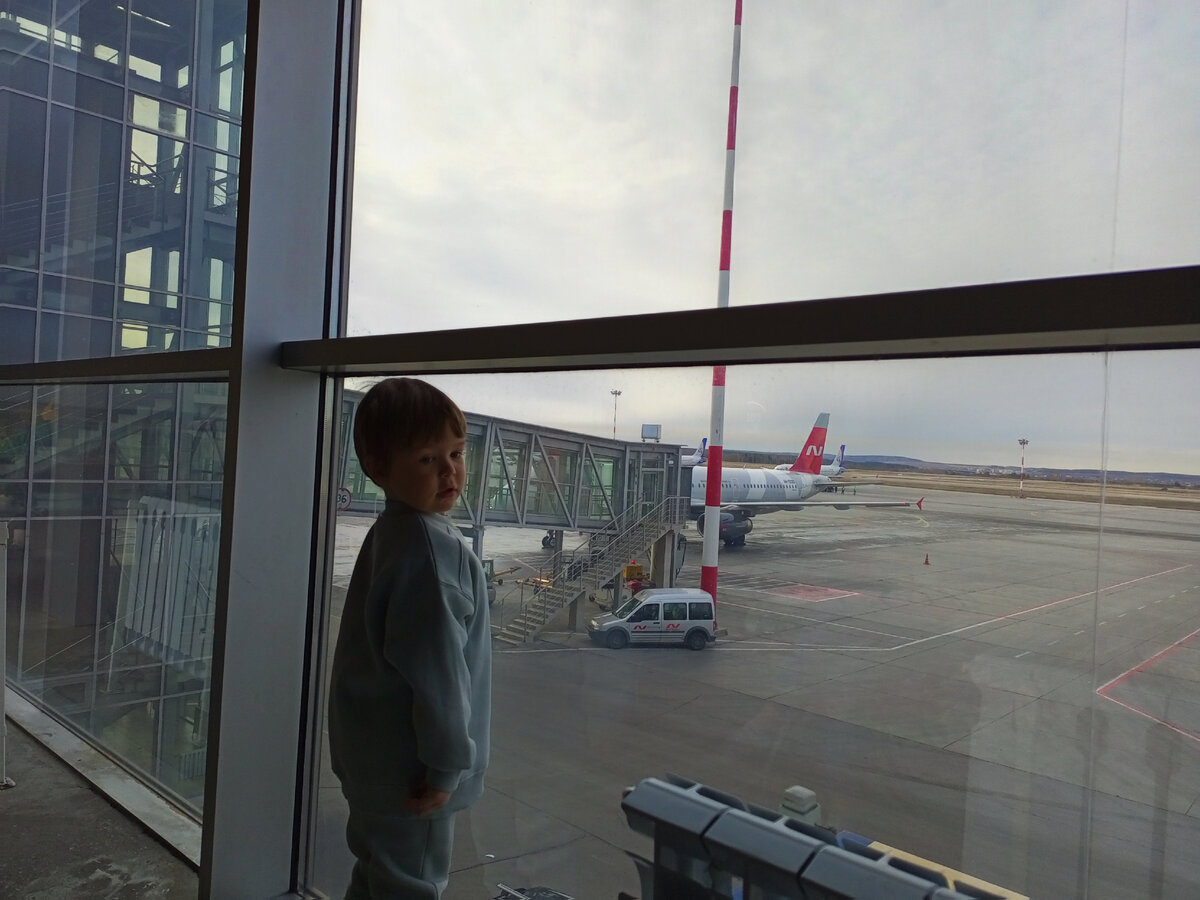 Ждёт посадки в самолёт ✈️