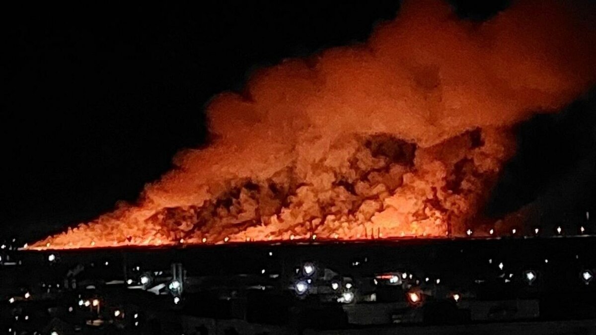     Жители Тюмени делятся в социальных сетях пугающими и одновременно завораживающими фотокадрами ландшафтного пожара на 8-м километре Велижанского тракта.