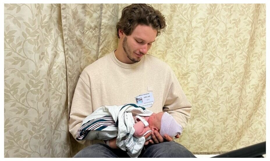    Сергачев держит на руках своего первенца. Фото: соцсети Михаила Сергачева