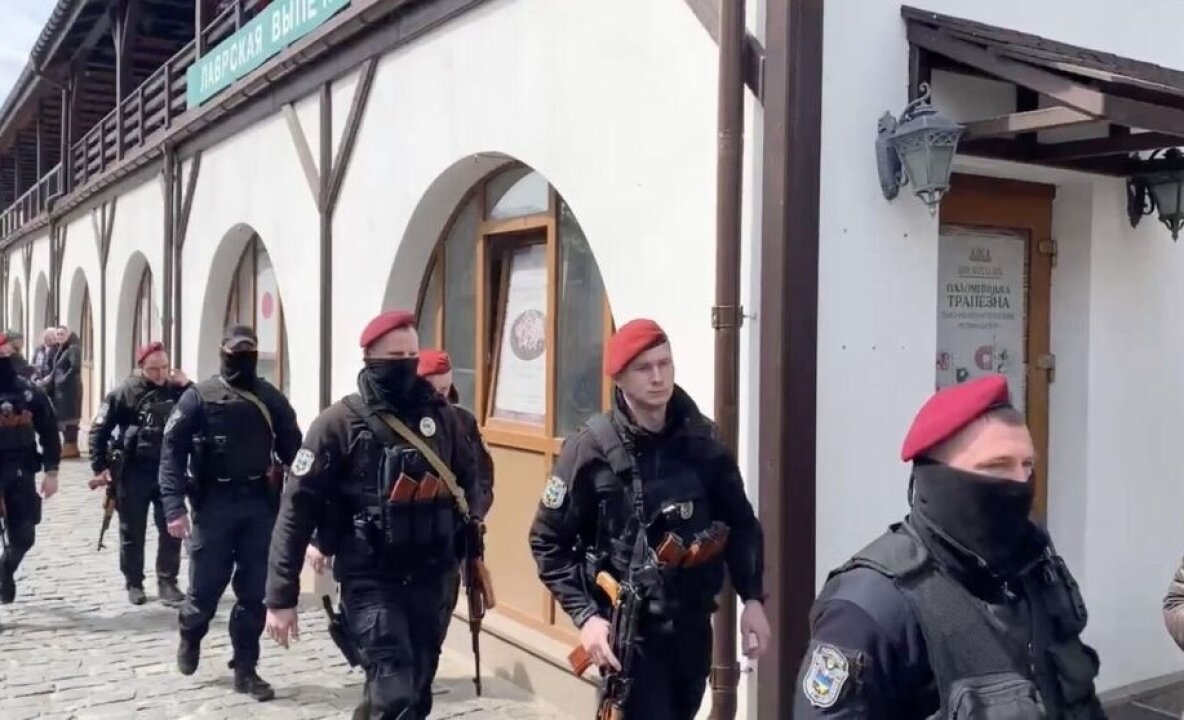    Полиция Украины пытается блокировать доступ в помещения Киево-Печерской лавры