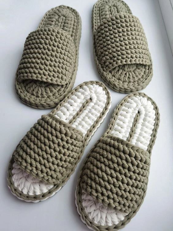 Тапочки крючком такие красивые Так и хочется вязать их удобно носить дома лёгкие тапочки 