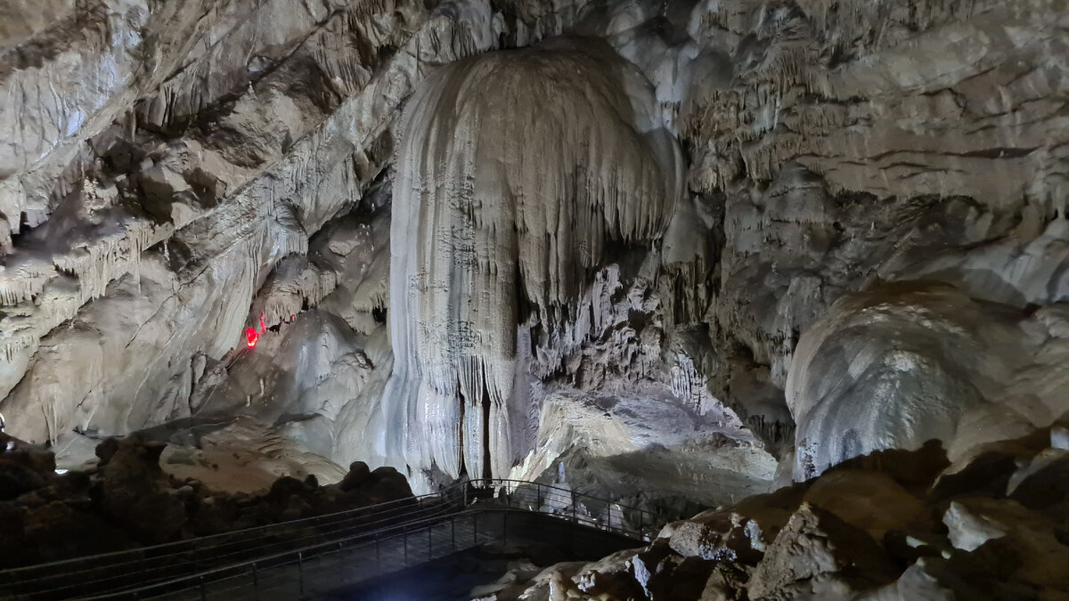 Для того, чтобы понять масштаб подземных залов, достаточно обратить внимание на размеры пешеходного моста
